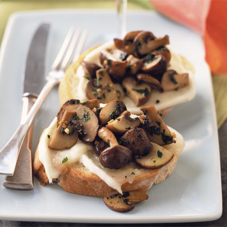 Crostini z gobami in sirom